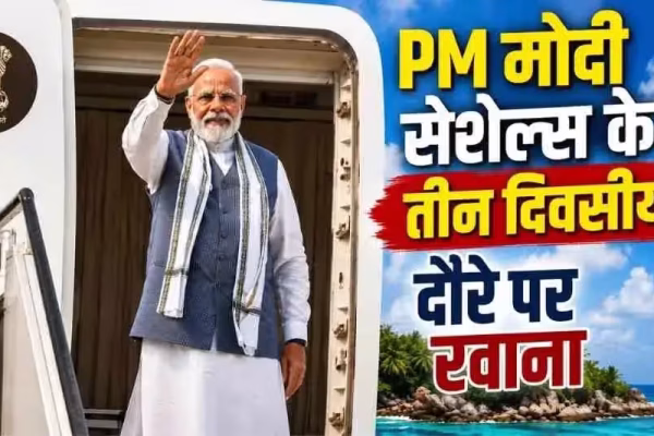 प्रधानमंत्री नरेंद्र मोदी सेशेल्स की तीन दिवसीय यात्रा के लिए विमान में सवार होते हुए हाथ हिलाकर अभिवादन करते हुए, News Critic द्वारा प्रस्तुत।