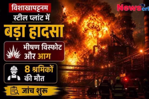 यूपी पुलिस कांस्टेबल भर्ती परीक्षा 2026 के लिए परीक्षा केंद्र के बाहर कतार में खड़े अभ्यर्थी, दस्तावेजों की जांच करती पुलिसकर्मी।