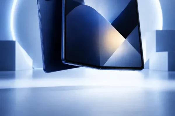 नीले फ्यूचरिस्टिक बैकग्राउंड में Samsung Galaxy Z Fold 7 का प्रीमियम स्टोरी कवर विजुअल।