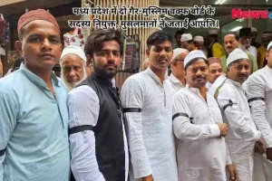 पारंपरिक पोशाक और टोपी पहने मुस्लिम पुरुषों के एक समूह का समाचार बैनर, जिन्होंने विरोध स्वरूप अपनी बांहों पर काली पट्टी बांधी हुई है। इमेज के ऊपरी हिस्से में 'न्यूज क्रिटिक' (News Critic) का लोगो और मध्य प्रदेश वक्फ बोर्ड में दो गैर-मुस्लिम सदस्यों की नियुक्ति पर मुस्लिम समुदाय की आपत्ति से जुड़ी हेडलाइन लिखी है।