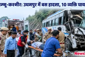 जम्मू-कश्मीर के उधमपुर में बस हादसे के बाद घायल यात्रियों को स्ट्रेचर और एम्बुलेंस से अस्पताल ले जाती पुलिस व रेस्क्यू टीम - न्यूज़ क्रिटिक