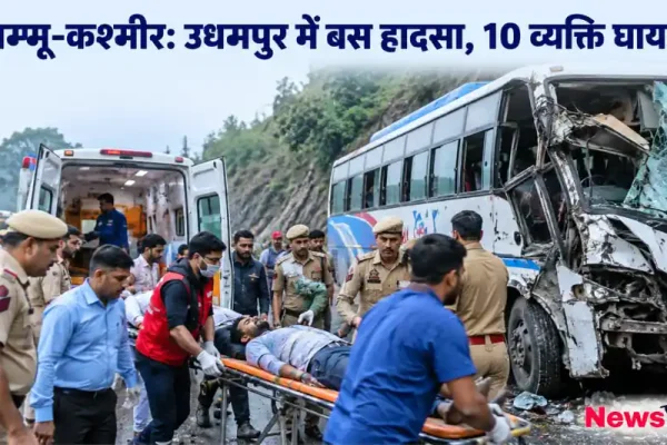 जम्मू-कश्मीर के उधमपुर में बस हादसे के बाद घायल यात्रियों को स्ट्रेचर और एम्बुलेंस से अस्पताल ले जाती पुलिस व रेस्क्यू टीम - न्यूज़ क्रिटिक